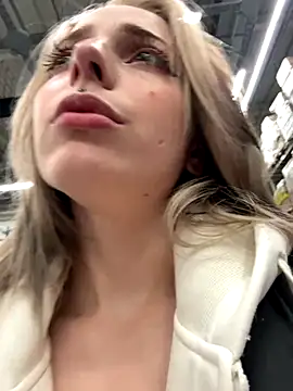 LoraaDoll live sex cam