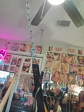 luvs2cumm69's Stripchat show and profile