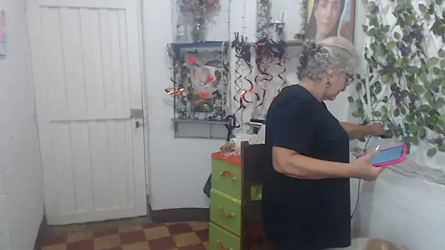 FunnyGrandma live sex cam