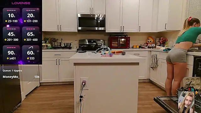 Blondiewithanass live sex cam