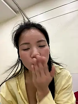 Bee_Yellow00's cam snapshot