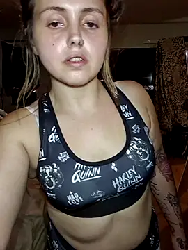 JuicyExxxperience live sex cam