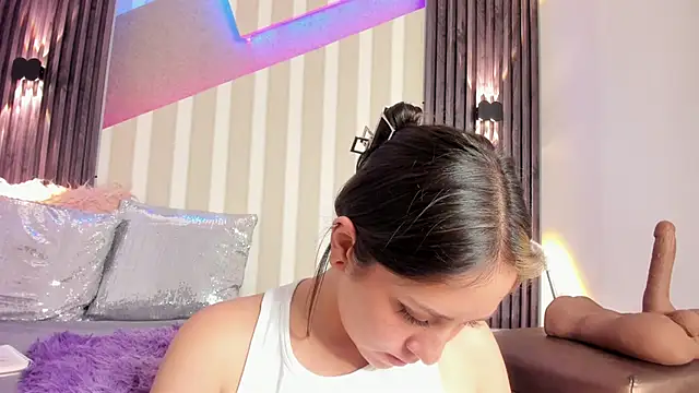 emily_layton's cam snapshot