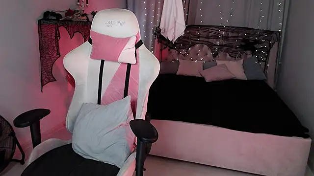 MonicaVelen's cam snapshot