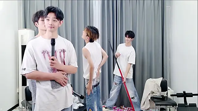 QYBOYS-001's cam snapshot