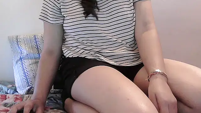 ANANYA-TIWARI's cam snapshot