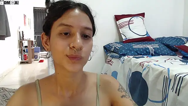 AlinaWoolf_'s cam snapshot