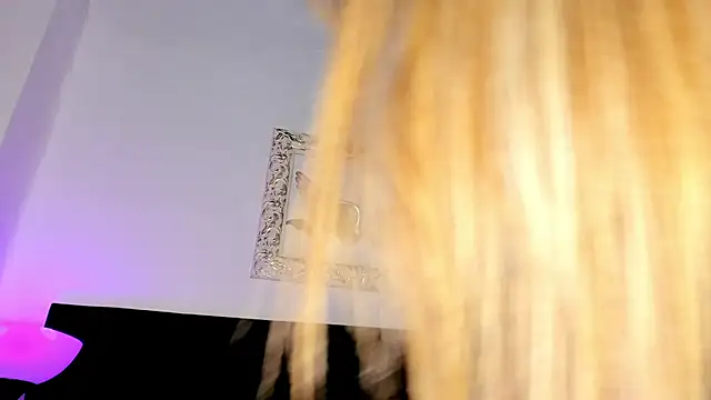 Lola_Blondie's cam snapshot