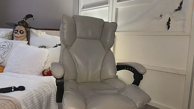 UrLillShy live sex cam