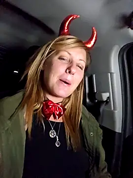 SheIsSomething live sex cam