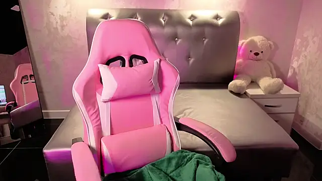 MaqueenWinsor's cam snapshot