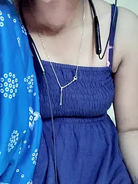 POOJALOVEHOT's cam snapshot