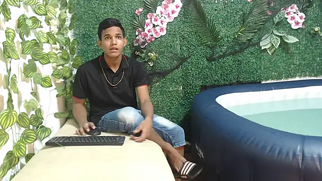 DaphnerANDrogerrr's cam snapshot