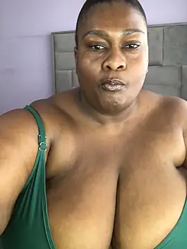 bustytitsxxx's cam snapshot