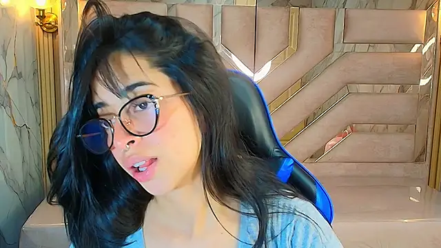 zoe_r_'s cam snapshot