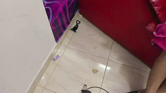 jessi_and_boy's cam snapshot