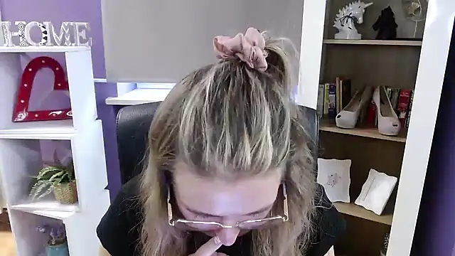 Zoey_Erotic's cam snapshot