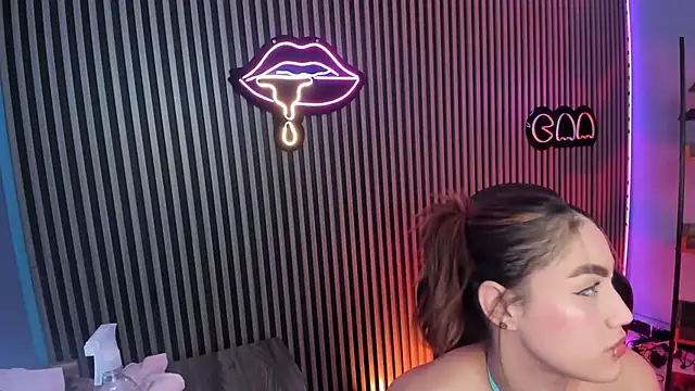 emily_roberts1's cam snapshot