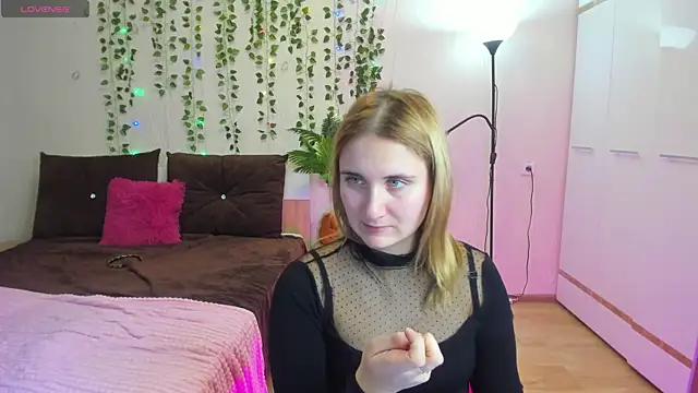 Miss_Elsa_'s cam snapshot