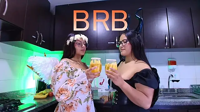 Lilith_and_Khloe's cam snapshot