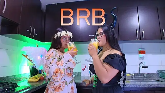 Lilith_and_Khloe's cam snapshot