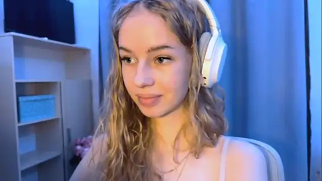 LunaCrave's cam snapshot