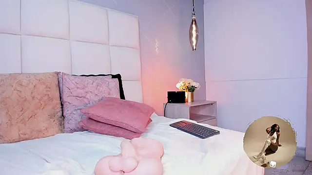 SaraMonroe1 live sex cam