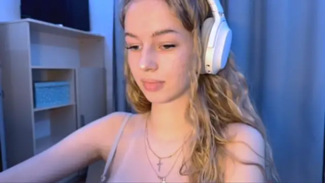 LunaCrave's cam snapshot