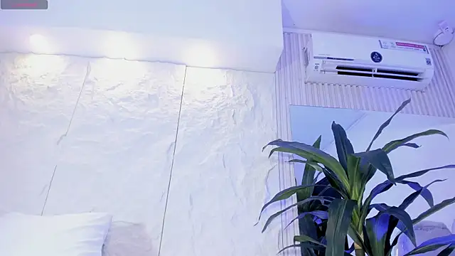 AvyMilton's cam snapshot