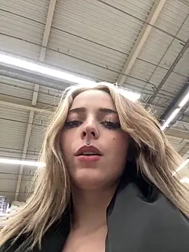 LoraaDoll live sex cam