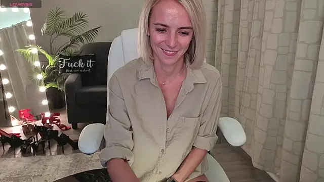 YourMarthaMayer's cam snapshot