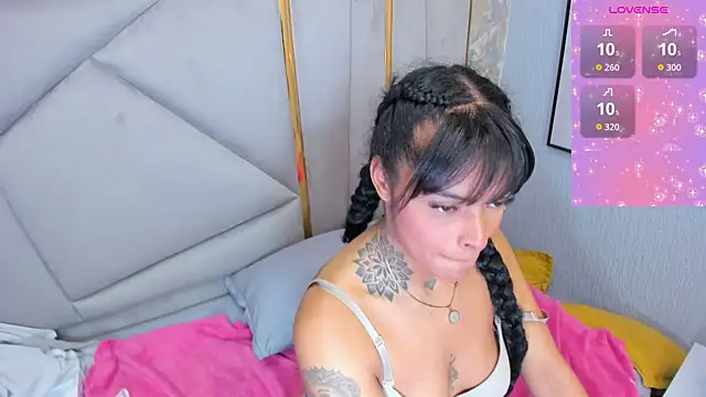 EmmaEbony_'s cam snapshot