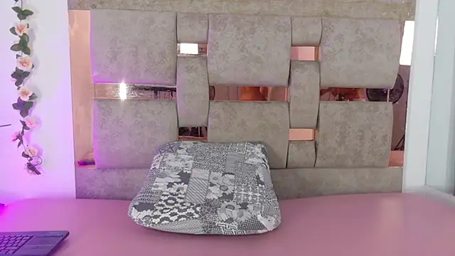 Malia_Brown1's cam snapshot