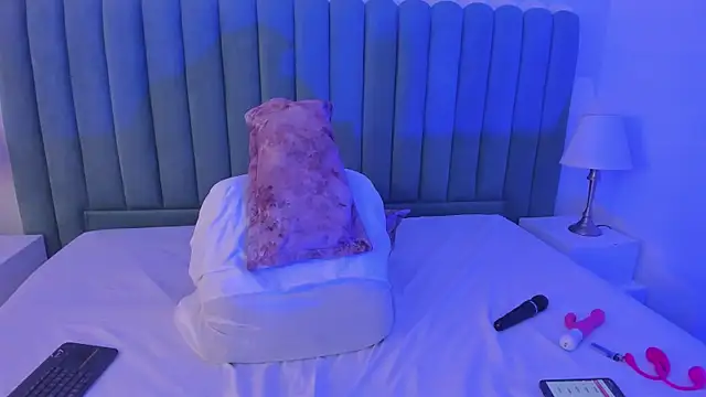 ChannelFox__'s cam snapshot