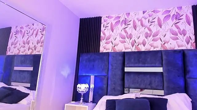 Larabrooks live sex cam