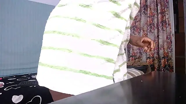 yselahot's cam snapshot