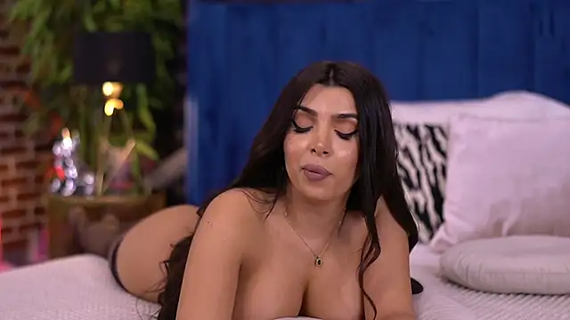 NicoleCellini live sex cam