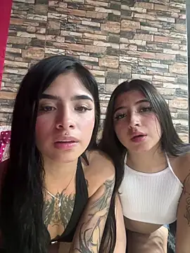 nicky_and_isabella's cam snapshot