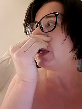 JulieEroticDress's cam snapshot