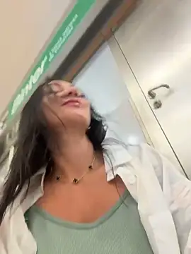 Ninabigtitied's cam snapshot