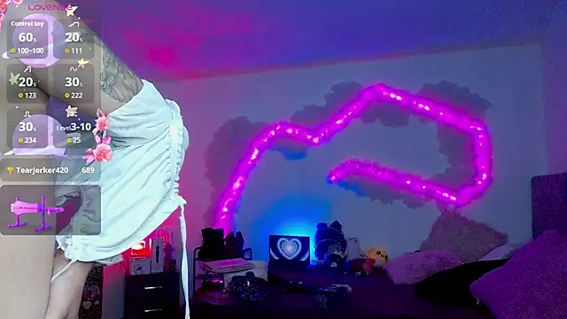 larah_uwu's cam snapshot