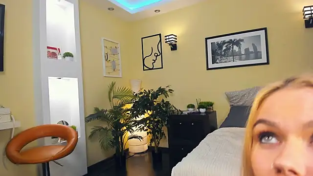 exposed_lizzy's cam snapshot