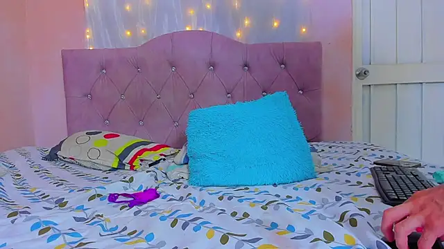 CoupleLatinXXX's cam snapshot