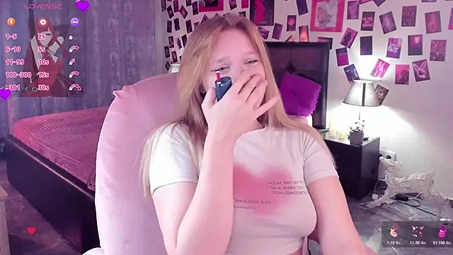 KarambaMoon's cam snapshot