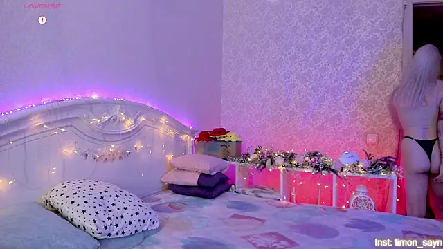 LillyMoure_'s cam snapshot