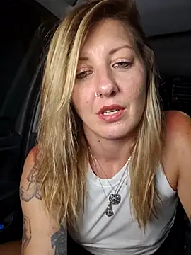 SheIsSomething live sex cam