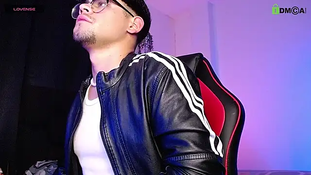 isaac-saenz's cam snapshot