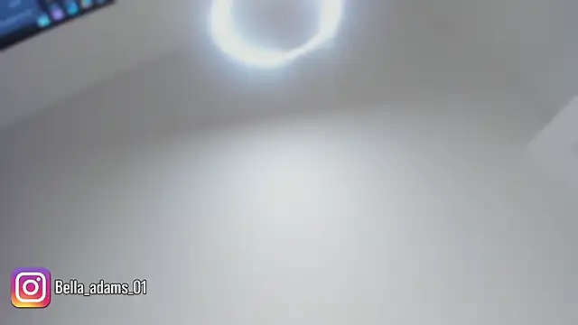 bella_adams_'s cam snapshot