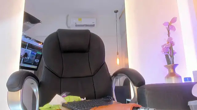 Juliett_Adams_'s cam snapshot