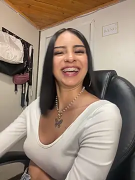 Hilary_pinkk's cam snapshot